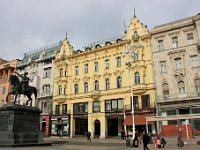 Trg bana Jelačića 6, kuća Gavella sagrađena je 1889. godine prema projektu arhitekta Kune Waidmanna  Kuća Gavella na Trgu bana Jelačića 6 sagrađena je 1889. godine prema projektu arhitekta Kune Waidmanna. Originalno pročelje dvokatnice s polukatom i mansardnim sobama imalo je u srednjoj osi otvor veže uokviren baroknim dovratnikom. Srednja os je bila zaključena zabatom nad balustradom vijenca s grbom i inicijalima imena vlasnika. U prvom katu je ostao sačuvan balkon s polukružnom ogradom. Erkeri na bočnim rizalitima bili su zaobljeni i barokno ukrašeni, te zaključeni visokim volutasto lomljenim zabatima s jarbolima. Prozori prvog kata bili su bogato ukrašeni u zonama natprozornika medaljonima sa svitkovljem i putima. Profilirani doprozornici bili su zaključeni polukružnim lukovima. Za razliku od prvog kata, prozori su drugog kata bili pravokutni, a ispod ispod prozorskih klupica vegetabilni ukrasni motivi ispunjavali su parapetne zone. Kasetni friz završnog vijenca bio je ispunjen školjkama, a ispod vijenca tekao je niz gustih zubaca. Nadogradnja trećeg kata i purifikacija pročelja izvedene su 1933. prema projektu arhitekta Aleksandra Freudenreicha. Veći dio izvornog izgleda vraćen je 1987. prilikom restauracije pročelja kuće.